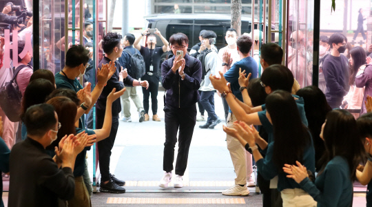 아이폰15 시리즈 출시 첫날인 13일 서울 중구 애플스토어 명동점에서 사전 예약 구매자들이 신제품을 수령하기 위해 매장으로 입장하고 있다. 연합뉴스